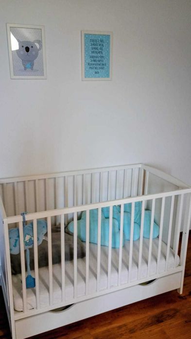 Łóżeczko dziecięce drewniane białe z szufladą, materacem i barierką