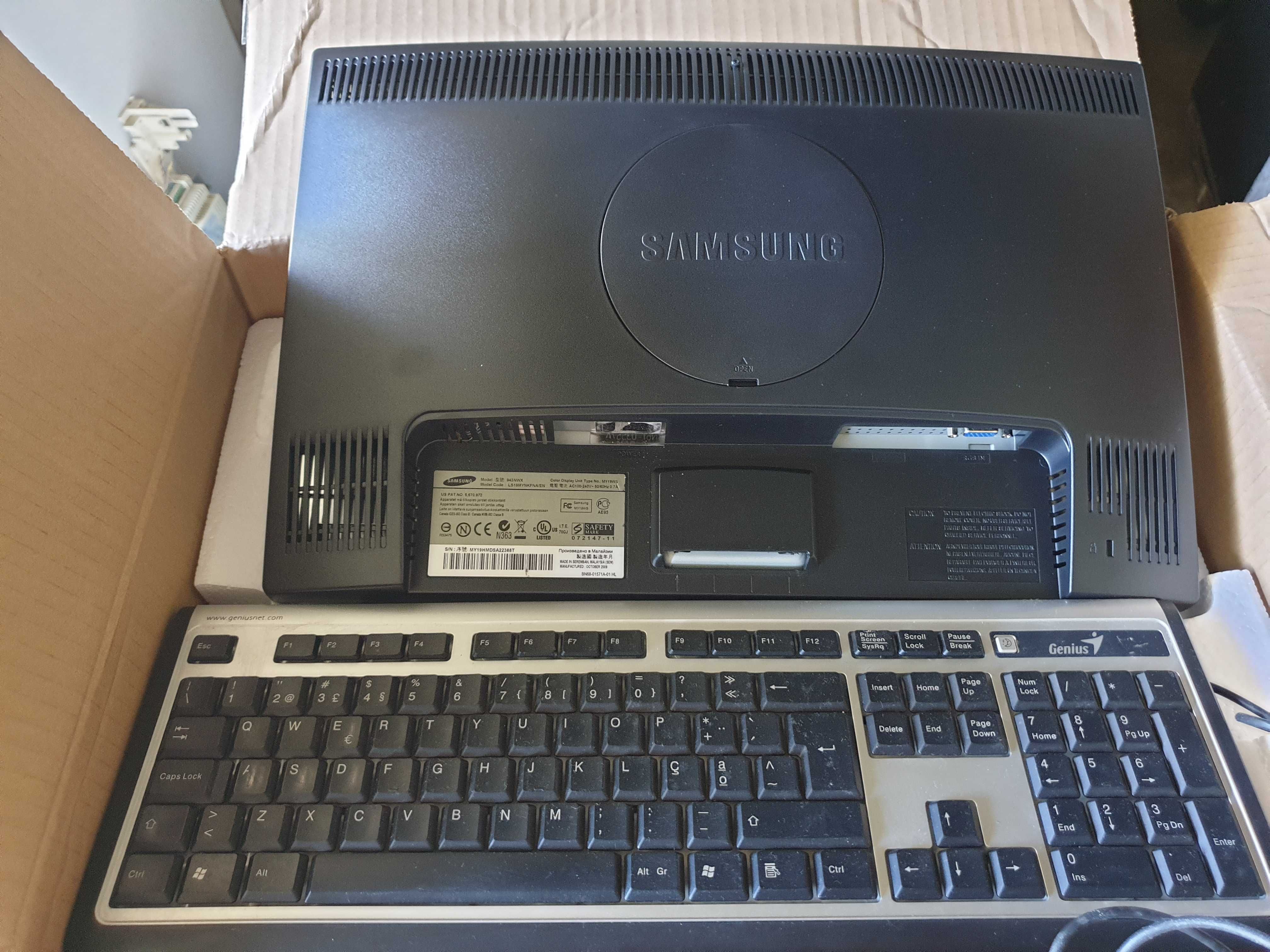 Monitor SAMSUNG com Teclado