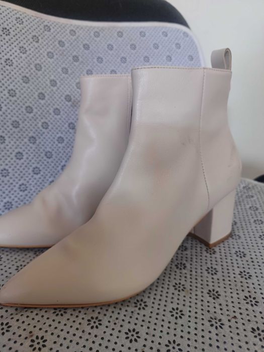 Елегантні Ботильйони Guess. Молочний колір, Каблук, Гострий Носок