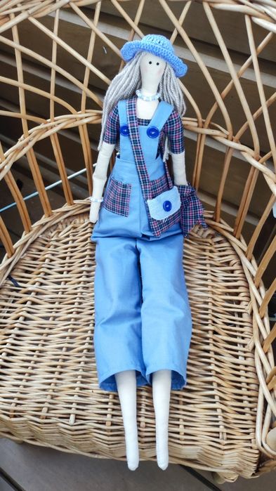 Lalka Tilda w ogrodniczkach