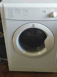 Máquina de secar roupa INDESIT IDV 75 7kg avariada