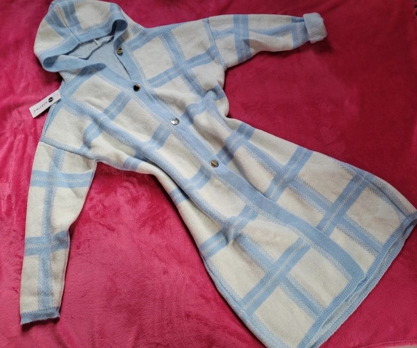 Kardigan płaszcz  w kratę z kapturem sweter