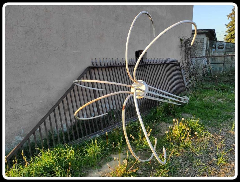 Wysoki metalowy kwietnik stojak na kwiaty