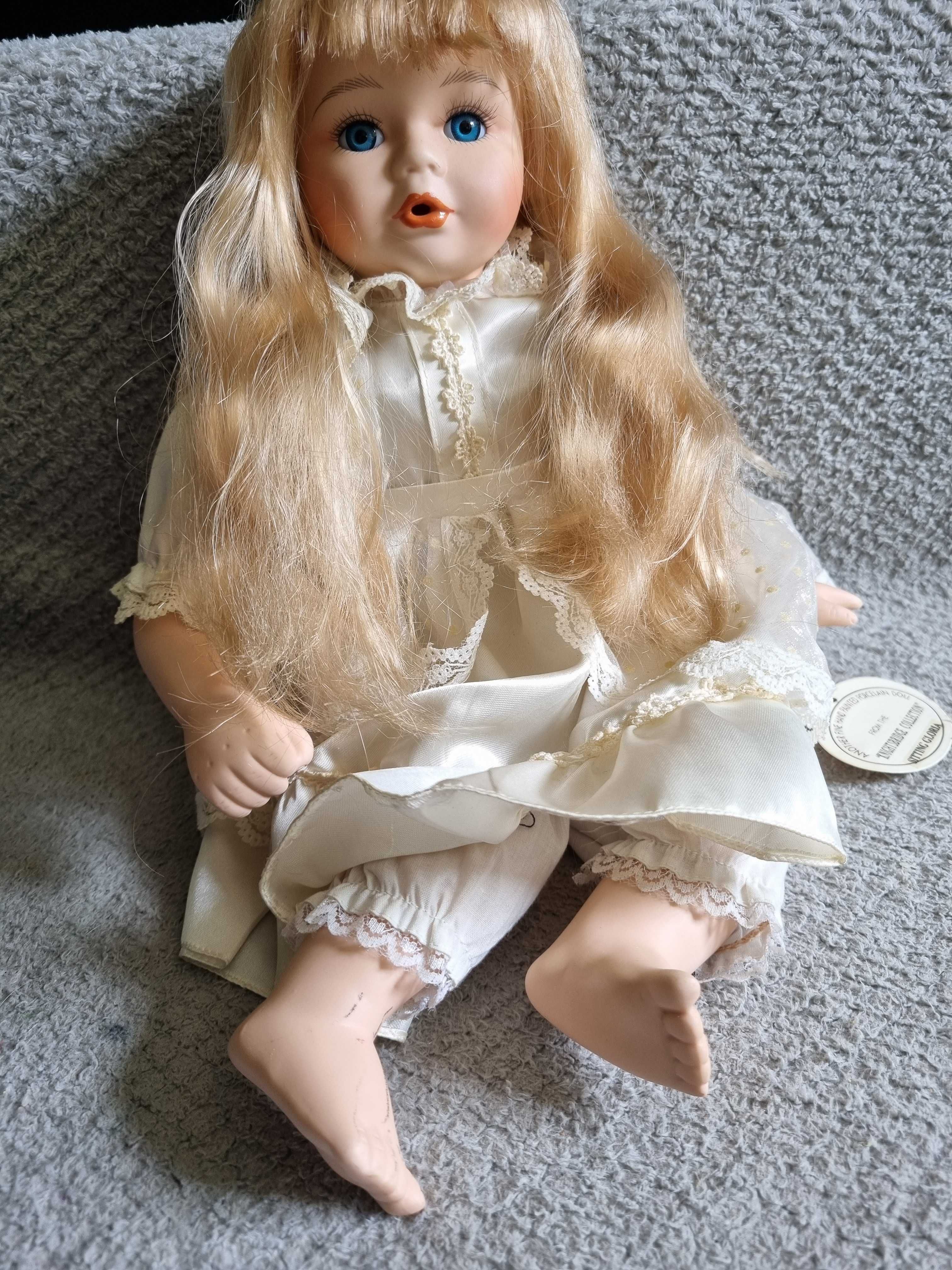 Siedząca lalka z porcelany