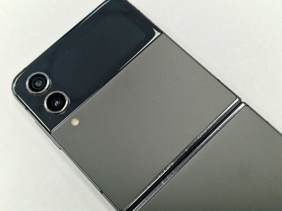 Samsung Galaxy Z Flip4 8GB/ 256GB/ uszkodzony wyświetlacz/ czytaj