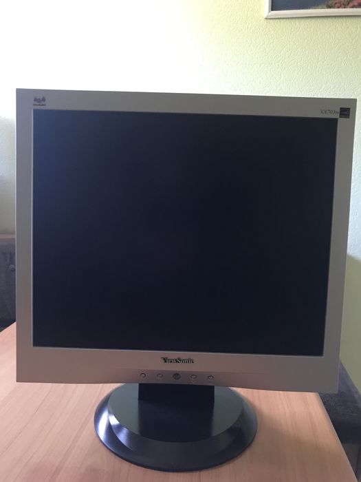 Компьютер монітор клавіатруа все в робочому стані