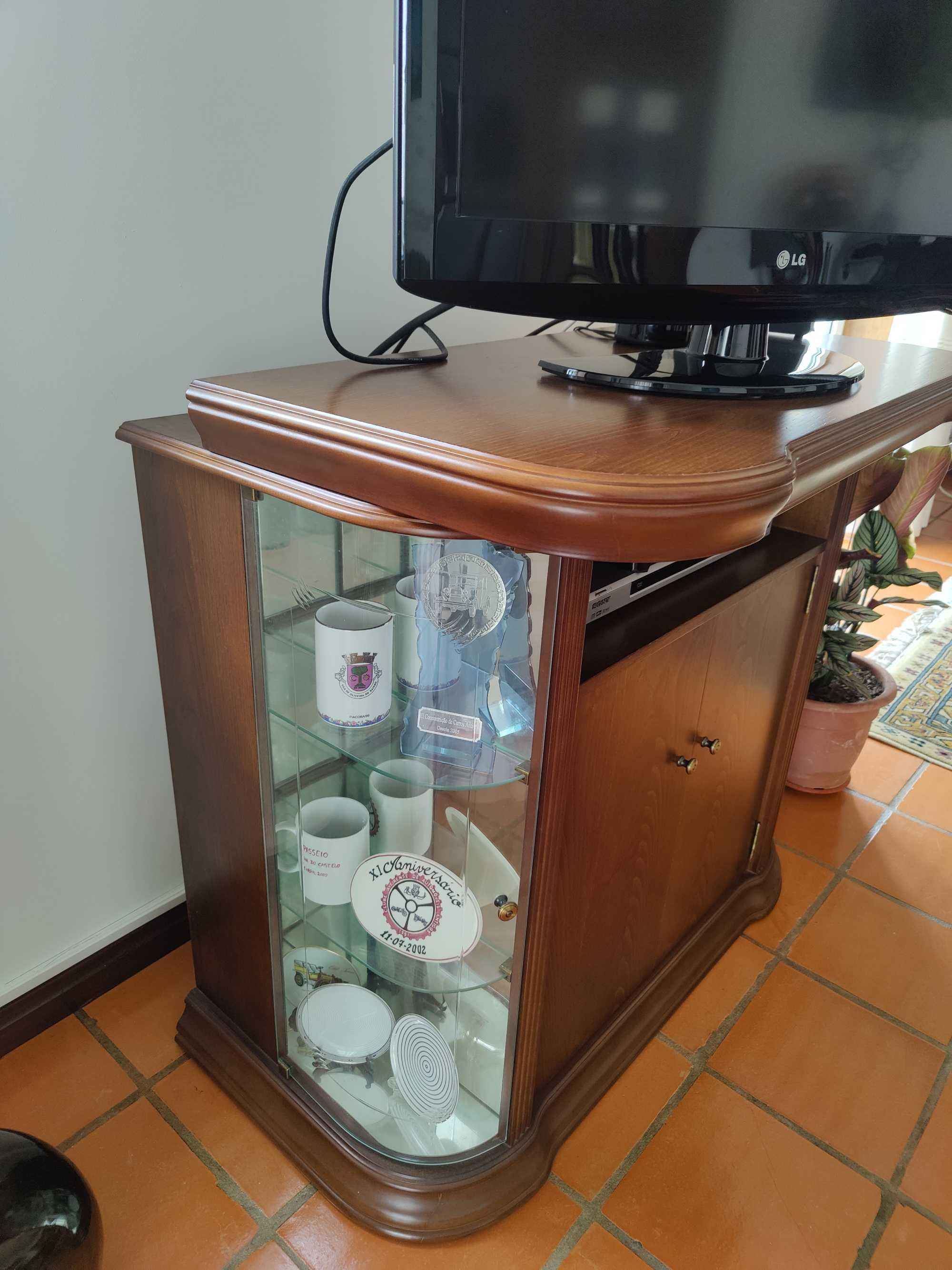 Móvel de TV madeira mogno com vitrine