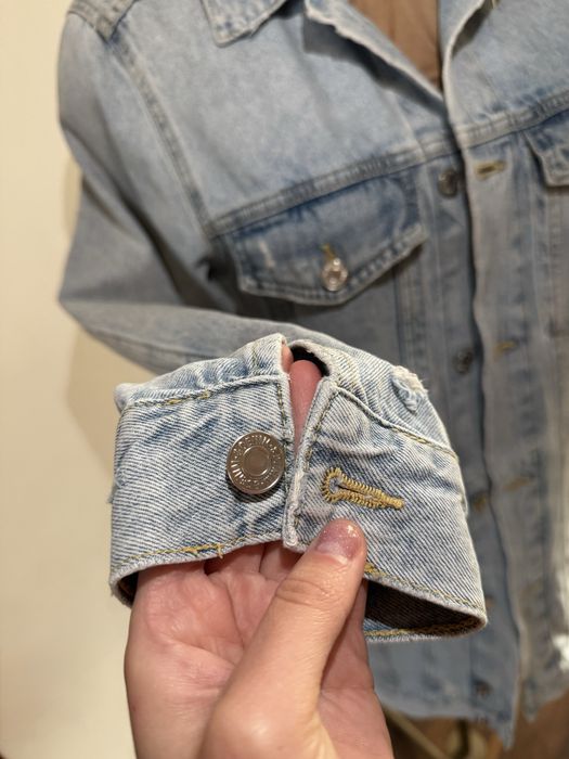 Подовжена дзинсовка із потертостями