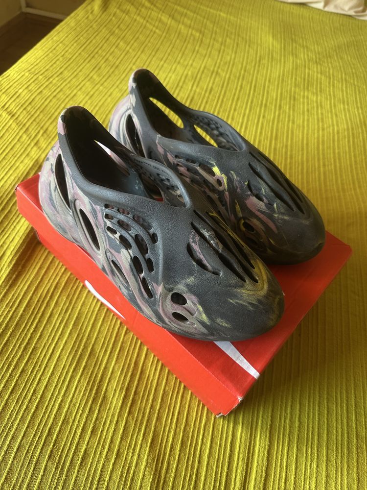 yeezy foam runner Mx Carbon