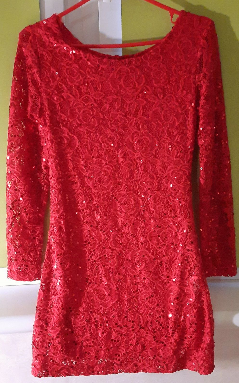 Платье красное с паетками