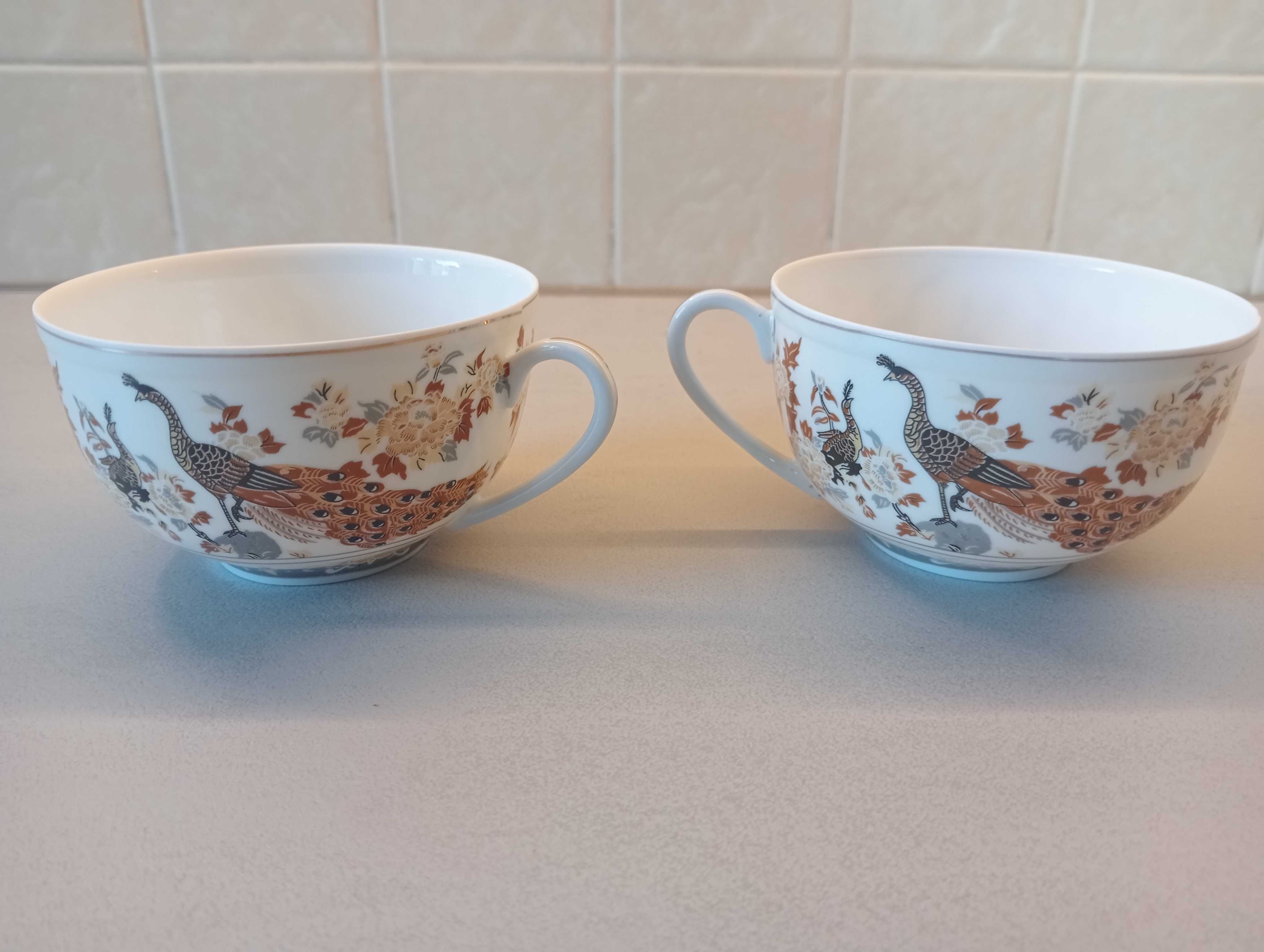 Porcelanowe filiżanki ze spodkiem (dwie sztuki)
