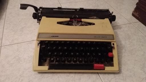 Máquina de escrever com mala