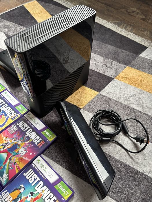 Xbox 360 z Kinectem i 7 grami - komplet gotowy do grania