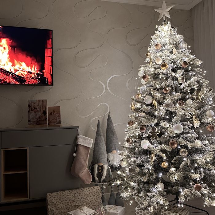 Ялинка штучна з іграшками