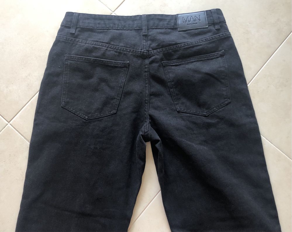 Jeans pretos com remendos NOVAS