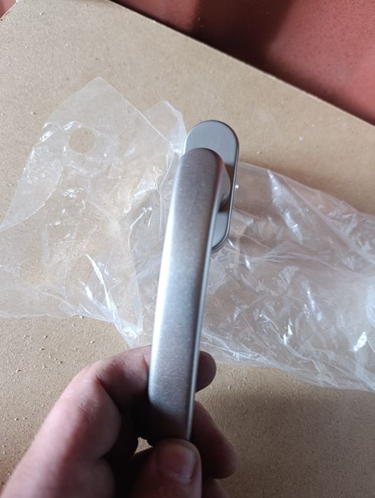 Klamka okienna srebrna