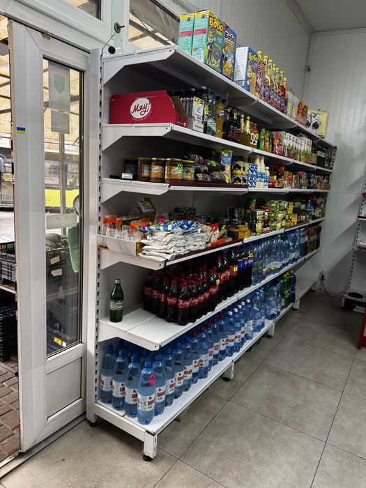 Стеллаж з поличками