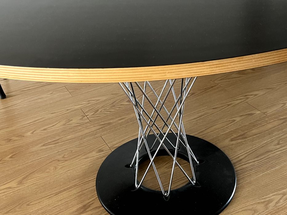 Mesa redonda design com cadeiras