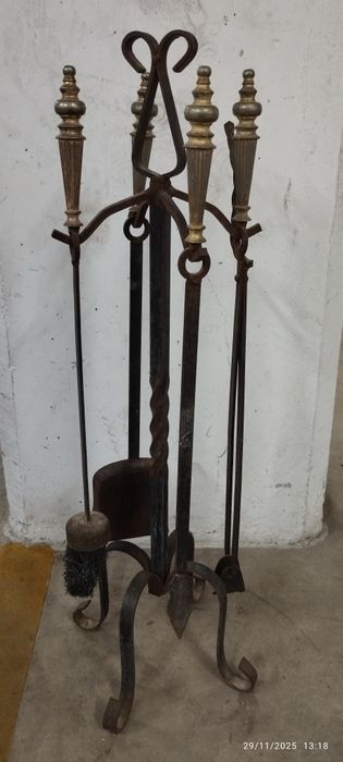 Conjunto de utensílios de lareira. Em Loulé.