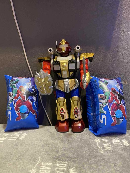 Robot na baterie + dmuchane rękawki do pływania w gratisie