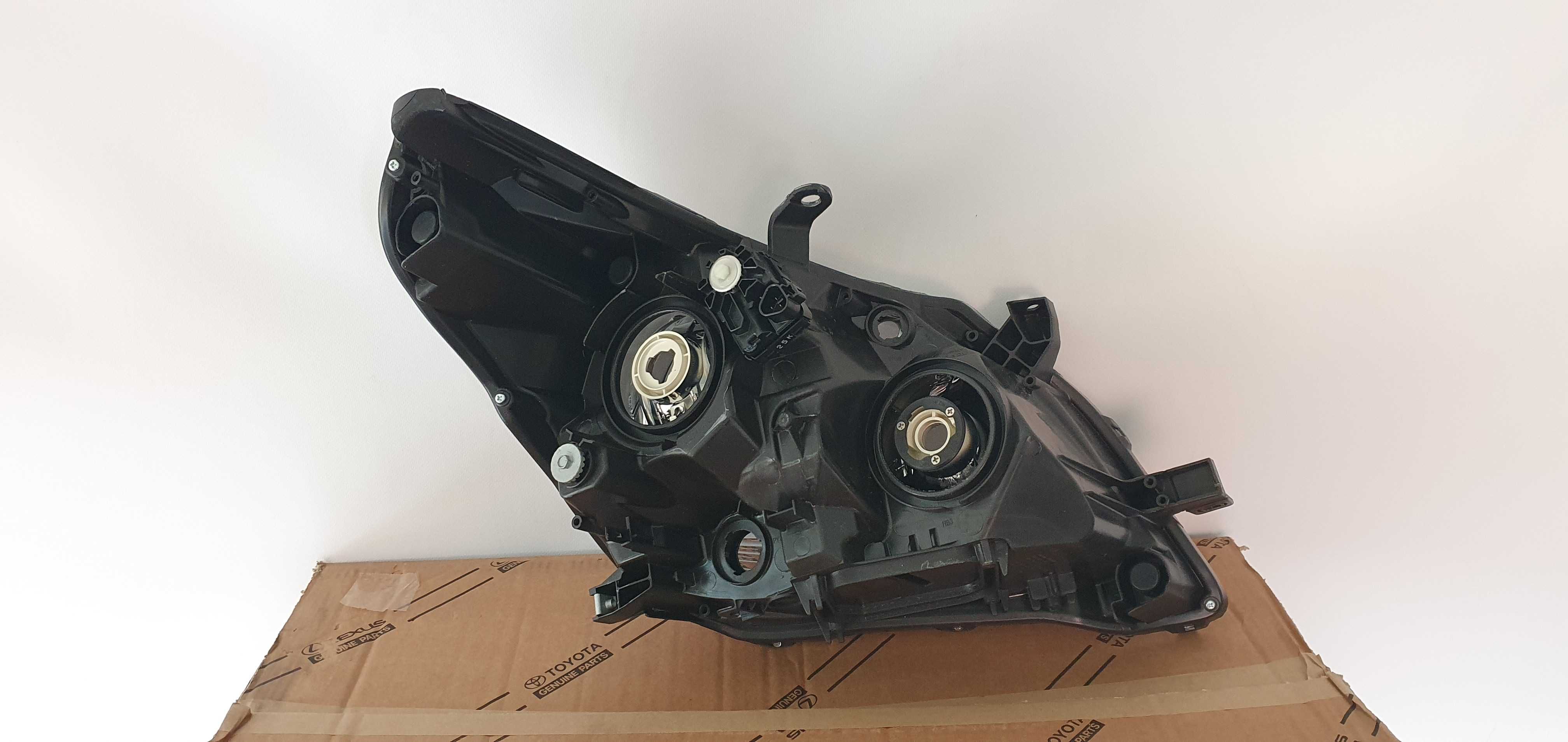 Lampa lewy przód Toyota Verso 09- lift OE Nowa