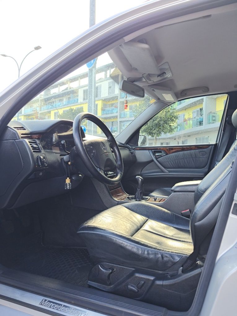 Mercedes-Benz E220 CDI (7-Lugares)