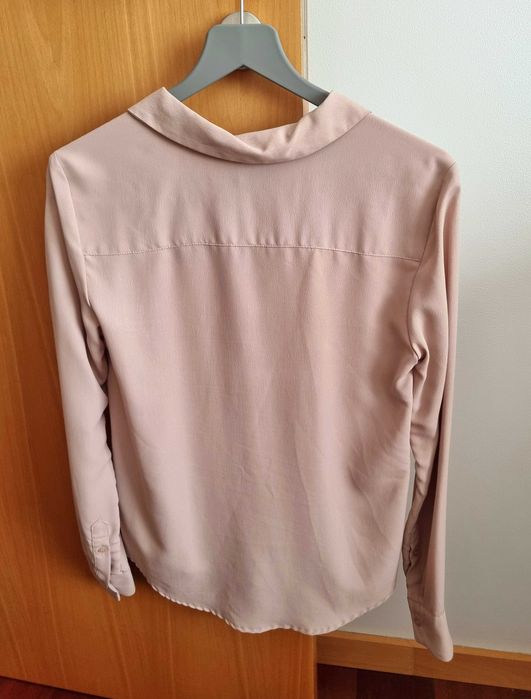 Camisa rosa clara com textura no tecido H&M, tamanho 32