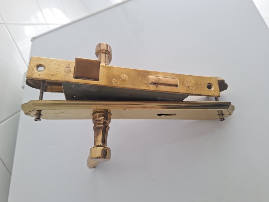 Puxador e fechadura latão interior