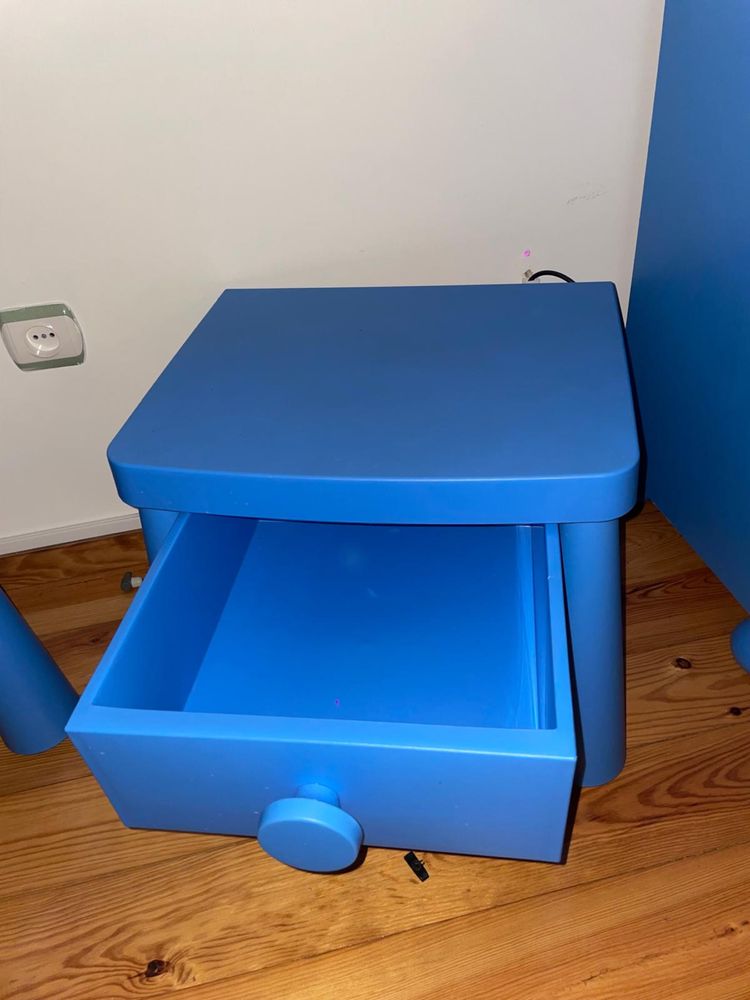 Cómoda Linha Mammut Ikea e mesinhas de cabeceira