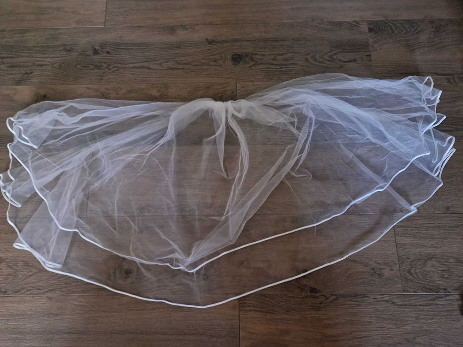 Śnieżnobiały welon z grzebieniem do upięcia