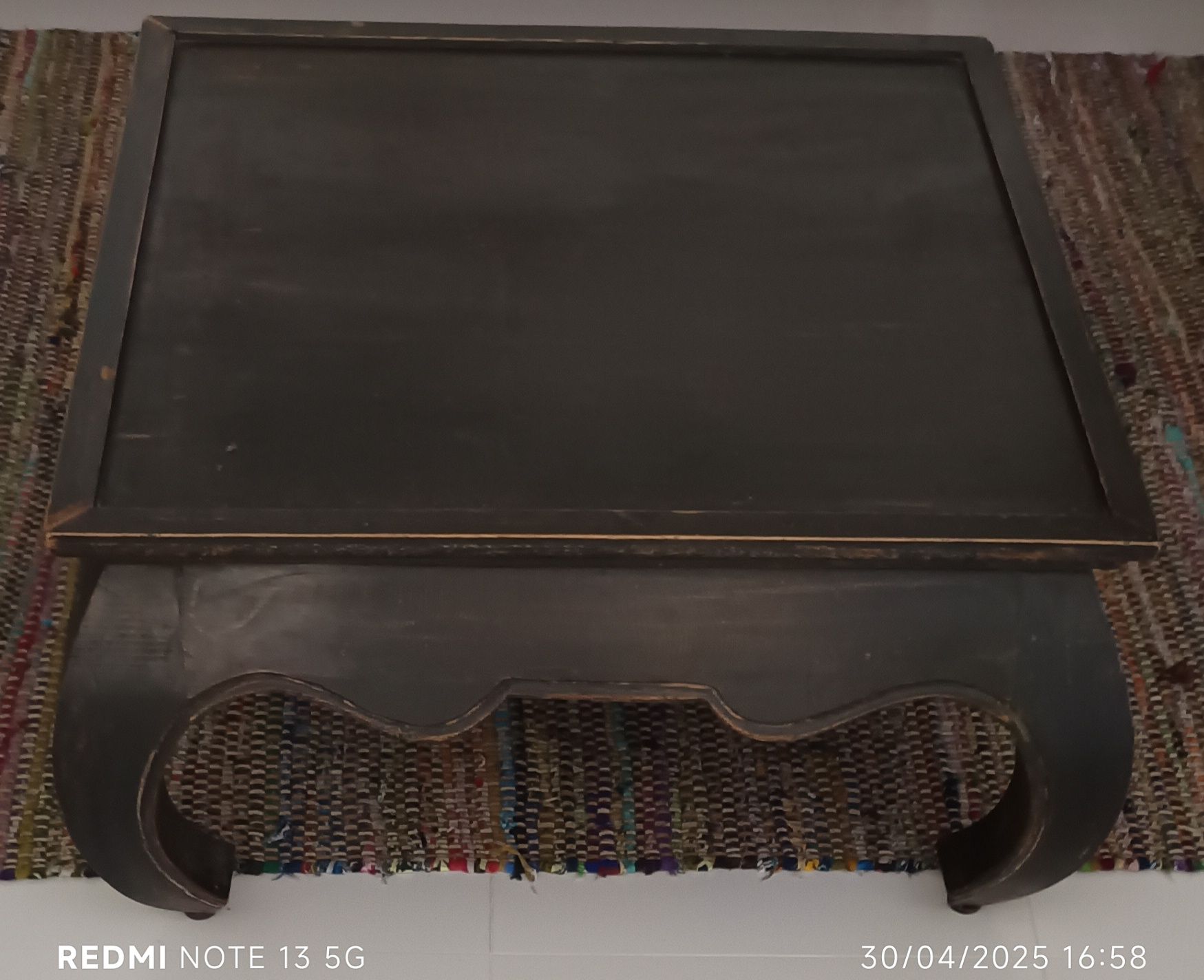 Mesa de Apoio, num design Oriental, Madeira escura