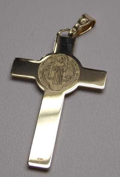 Złota zawieszka dwukolorowy krzyż z Panem Jezusem.