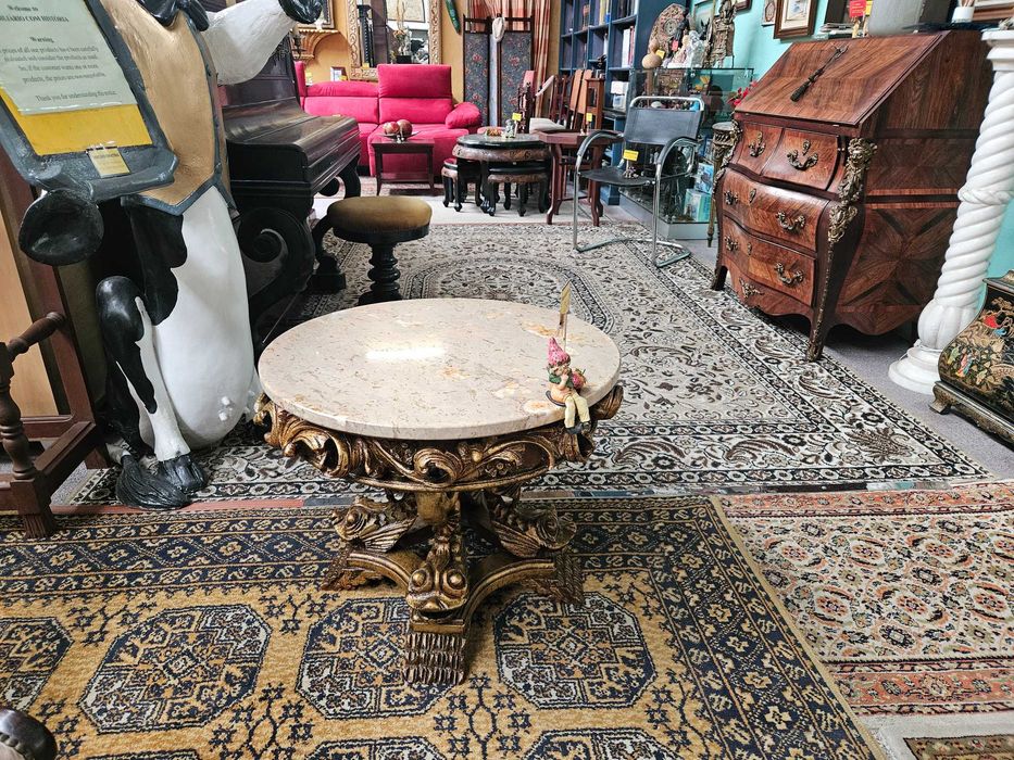 Mesa de centro redonda em madeira trabalhada e tampo em pedra