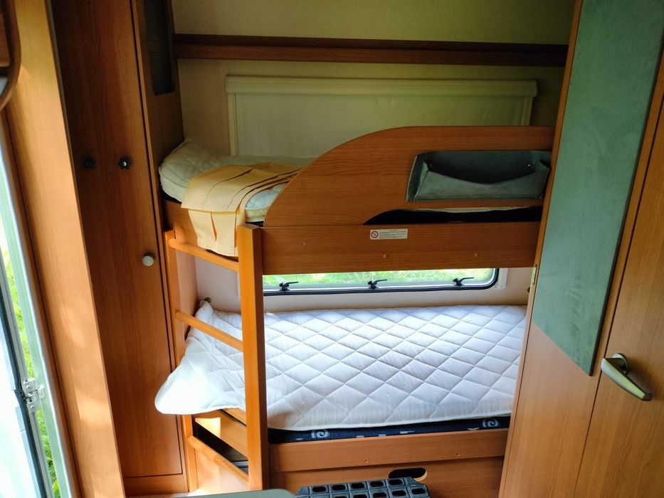 Przyczepa kempingowa WILK przedsionek ciepła woda 6 osobowa