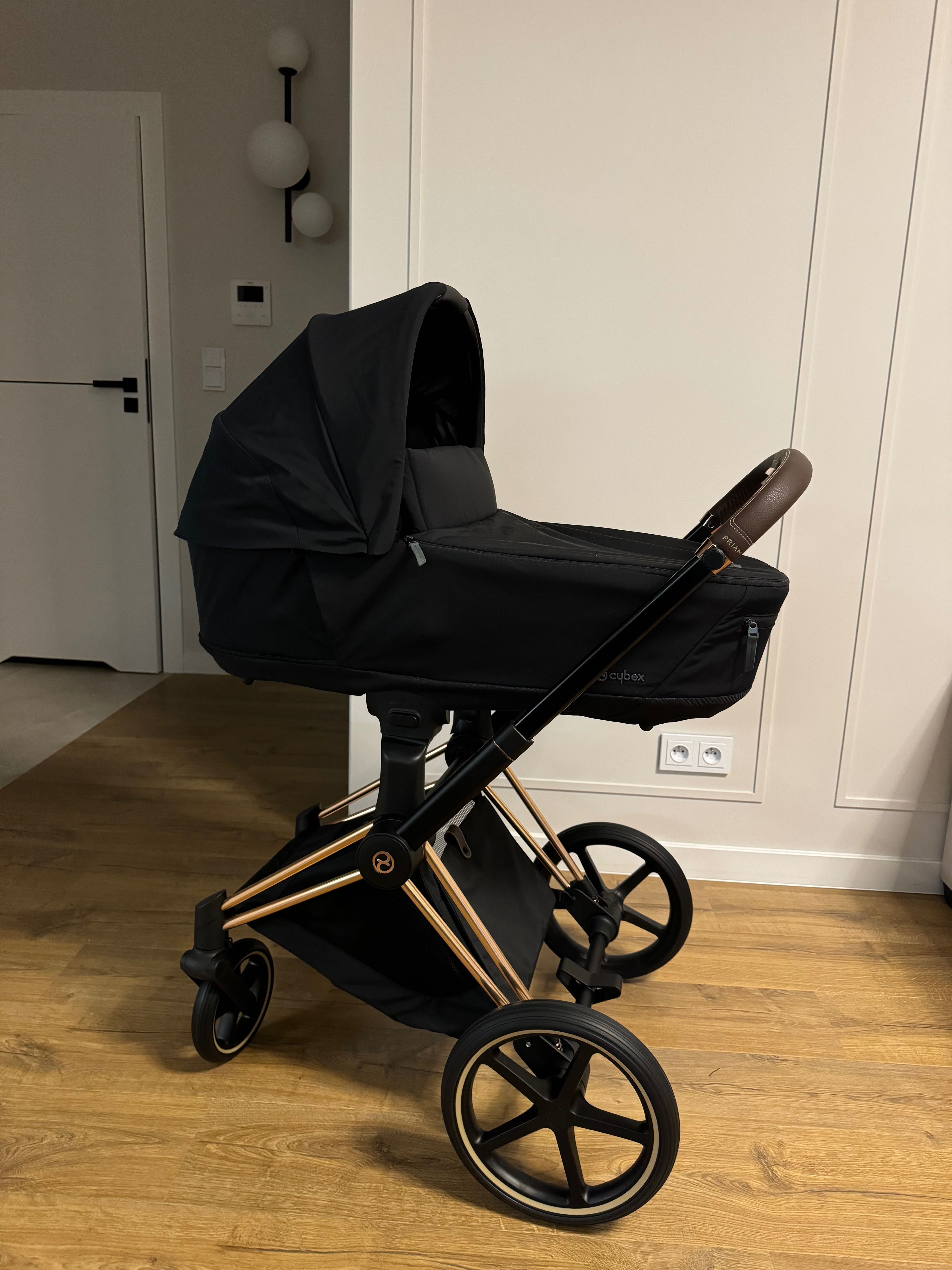 Sprzedam gondolę do Cybex Priam w czarnym kolorze. Prawie nie używana.