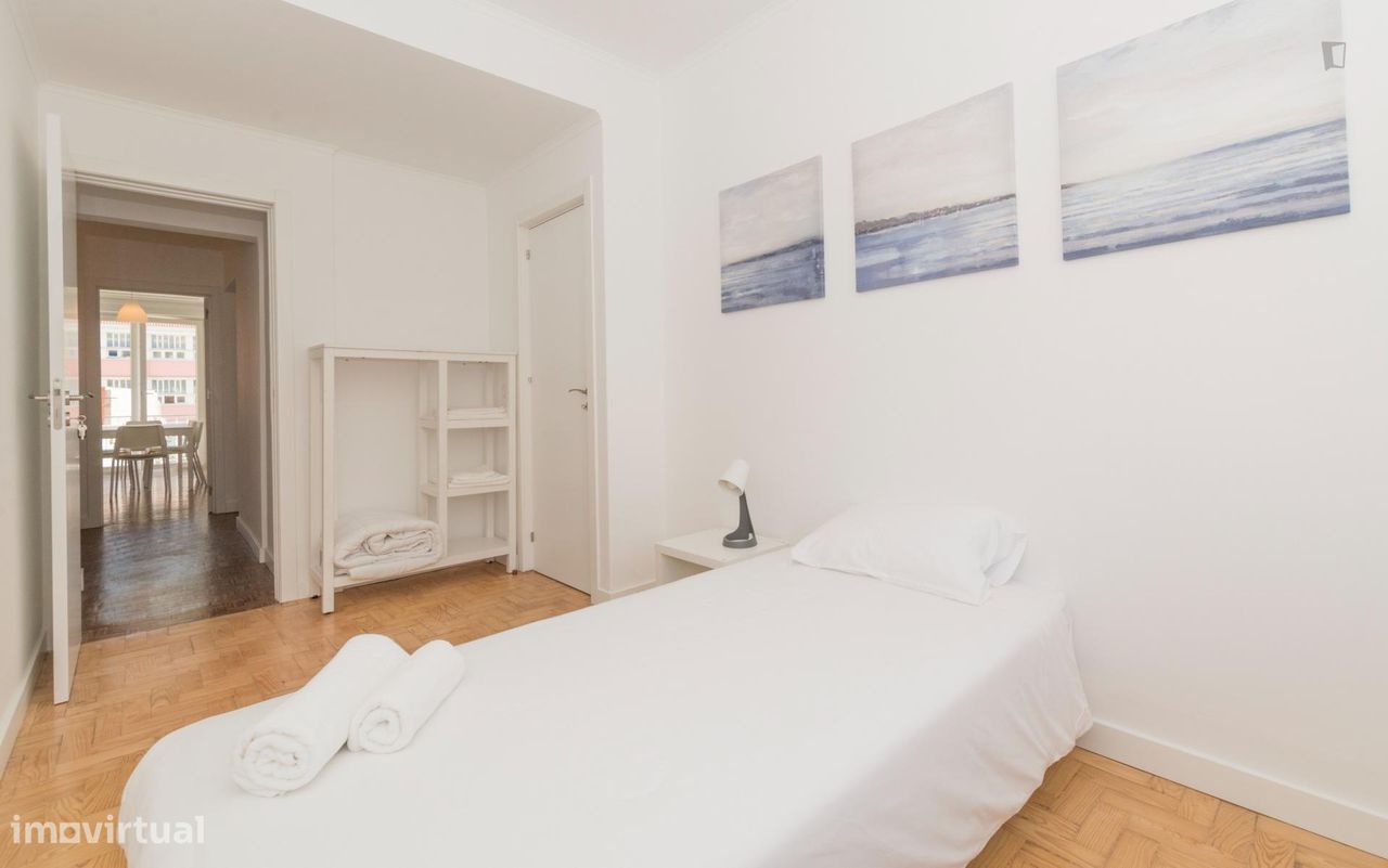 427249 - Quarto com cama de solteiro, com casa...