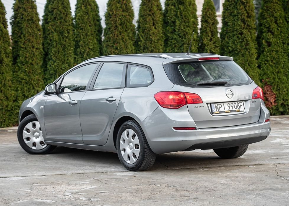 Astra J rok 2012 z silnikiem diesla 1.7 CDTI o mocy 110 
Astra J rok 2