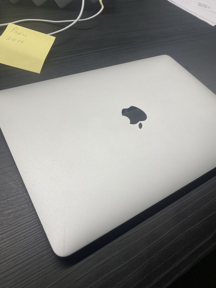 Macbook 2016 8gb i5 стан ідеал