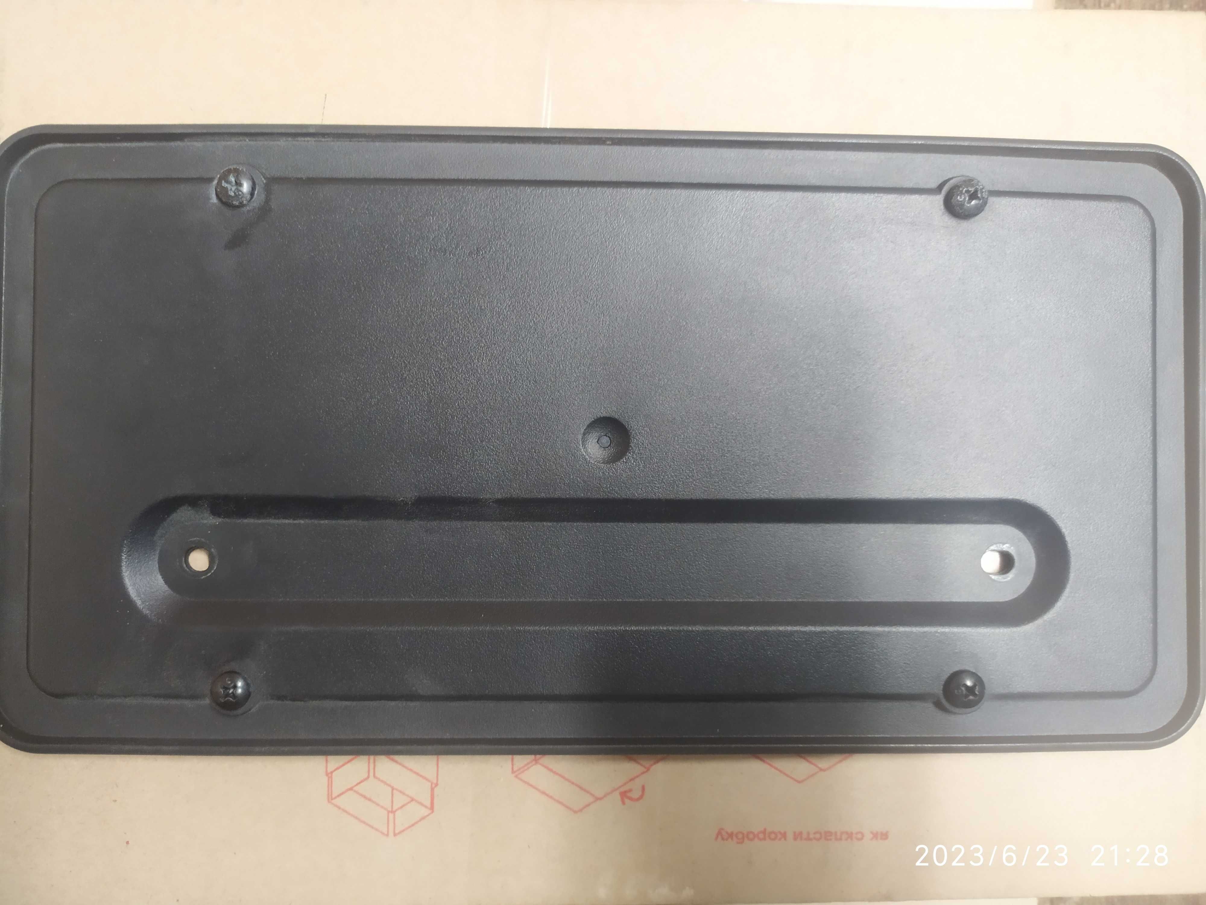 1096844-00-B кронштейн номерного знака задній tesla