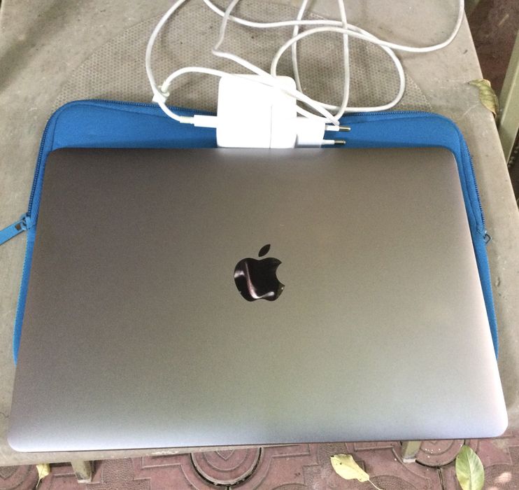 MacBook air A1534.
