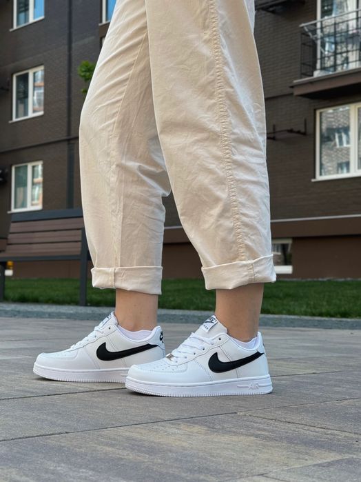 Nike Air Force White Black Strip 36-44р Найк Аір Форс білі чорний знак