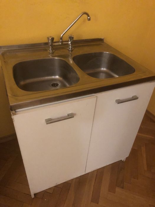 Szafka ze zlewozmywakiem i bateria, dziala