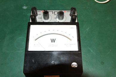 Watomierz analogowy laboratoryjny PRL firmy ERA typu LW-1  2, 5 A