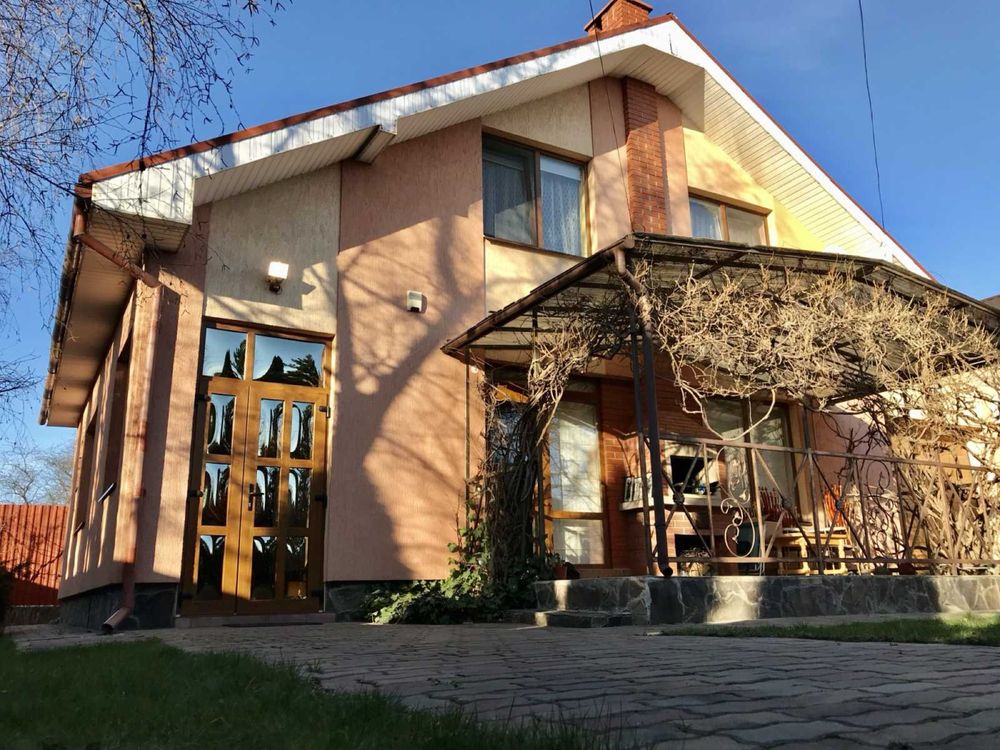 Продаж 2 пов. приватного будинку (земля 4,5 сотки) в м.Ужгород.