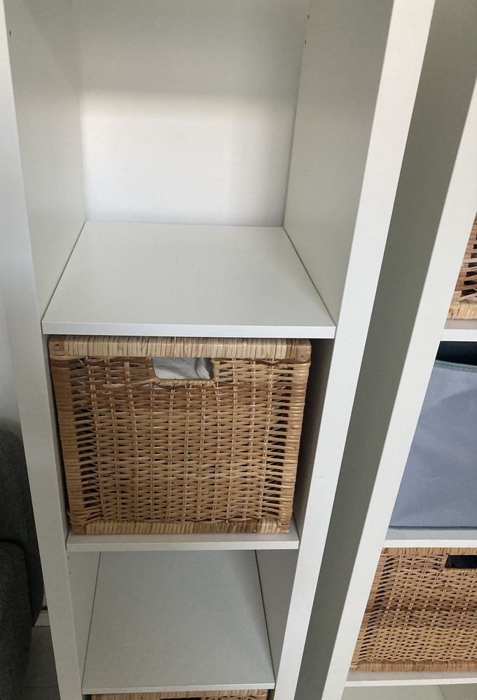 2 regały IKEA Kallax z 4 koszykami rattanowymi + szary koszyk GRATIS
