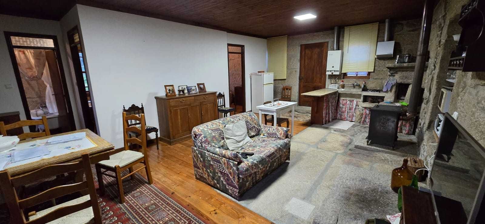 Refúgio Rural – Moradia em Pedra com Muito Potencial