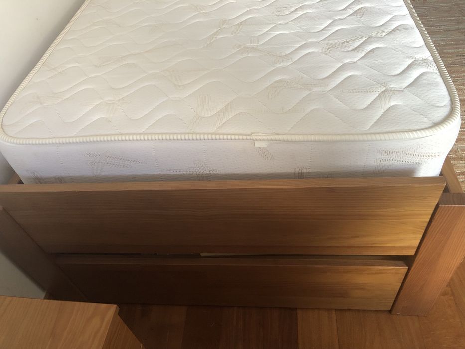 Cama de solteiro com gaveta por baixo +2 colchoes +mesinha de cabeceir