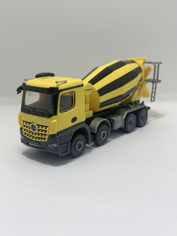 Mercedes Arocs / Liebherr da Wiking escala 1/87