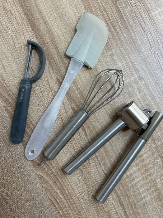 Artykuły do kuchni obieraczka patka trzepak wyciskacz do czosnku 4szt