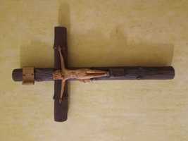 1984r. Cepelia PRL : rzeźbiony duży drewniany Krzyż : 50x30 cm